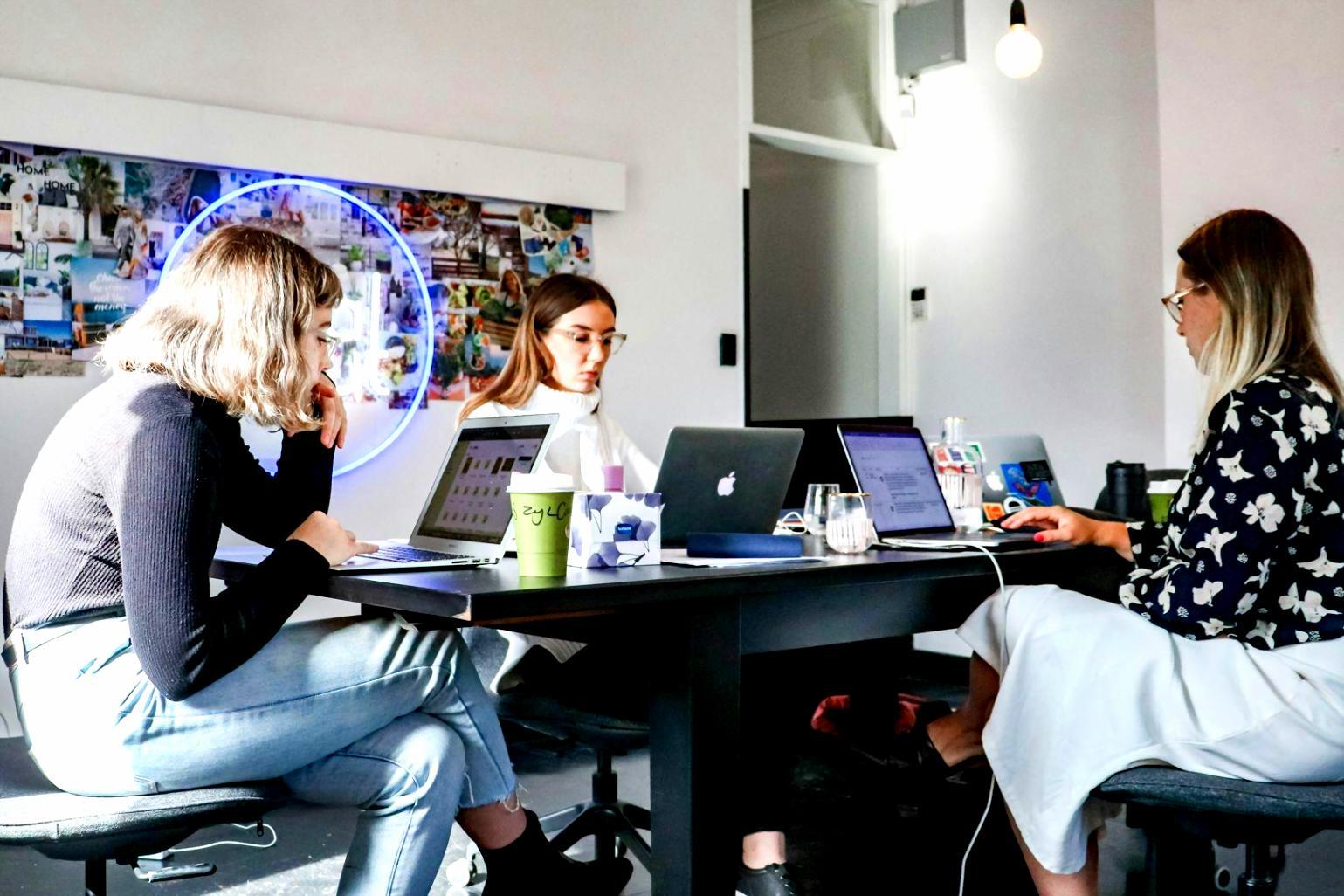 Salle de formation moderne avec équipements technologiques